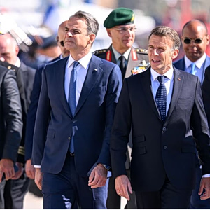 Επίσκεψη Μακρόν στην Αθήνα: Στη φρεγάτα «Κίμων» με Μητσοτάκη και Δένδια