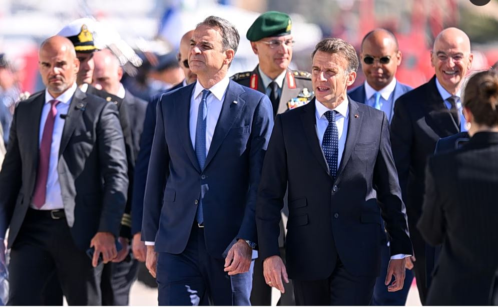 Επίσκεψη Μακρόν στην Αθήνα: Στη φρεγάτα «Κίμων» με Μητσοτάκη και Δένδια