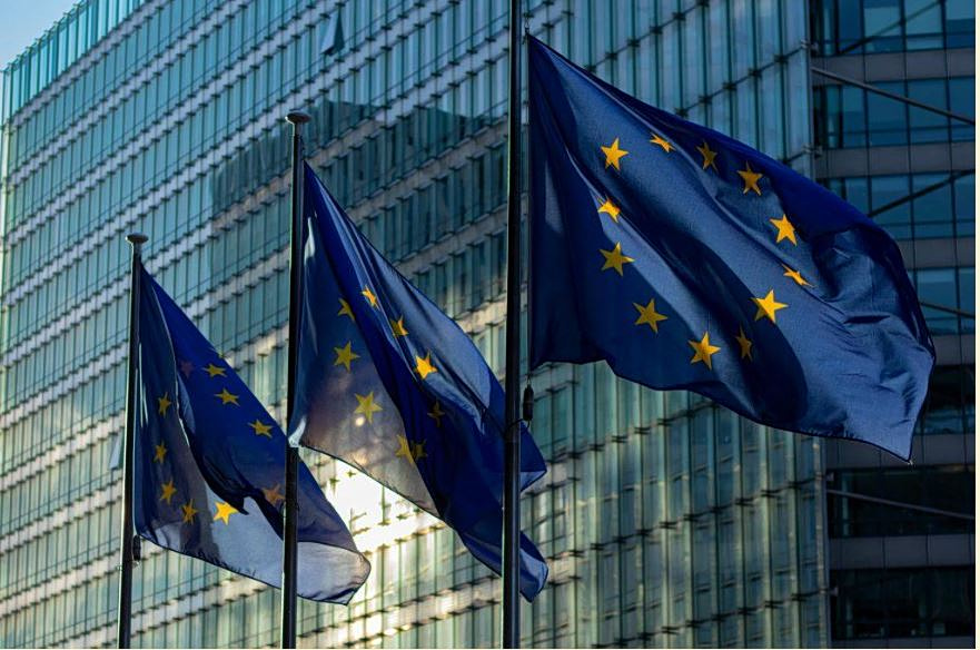 Κομισιόν: Εγκρίθηκε το προσωρινό πλαίσιο κρατικών ενισχύσεων – Τι περιλαμβάνει