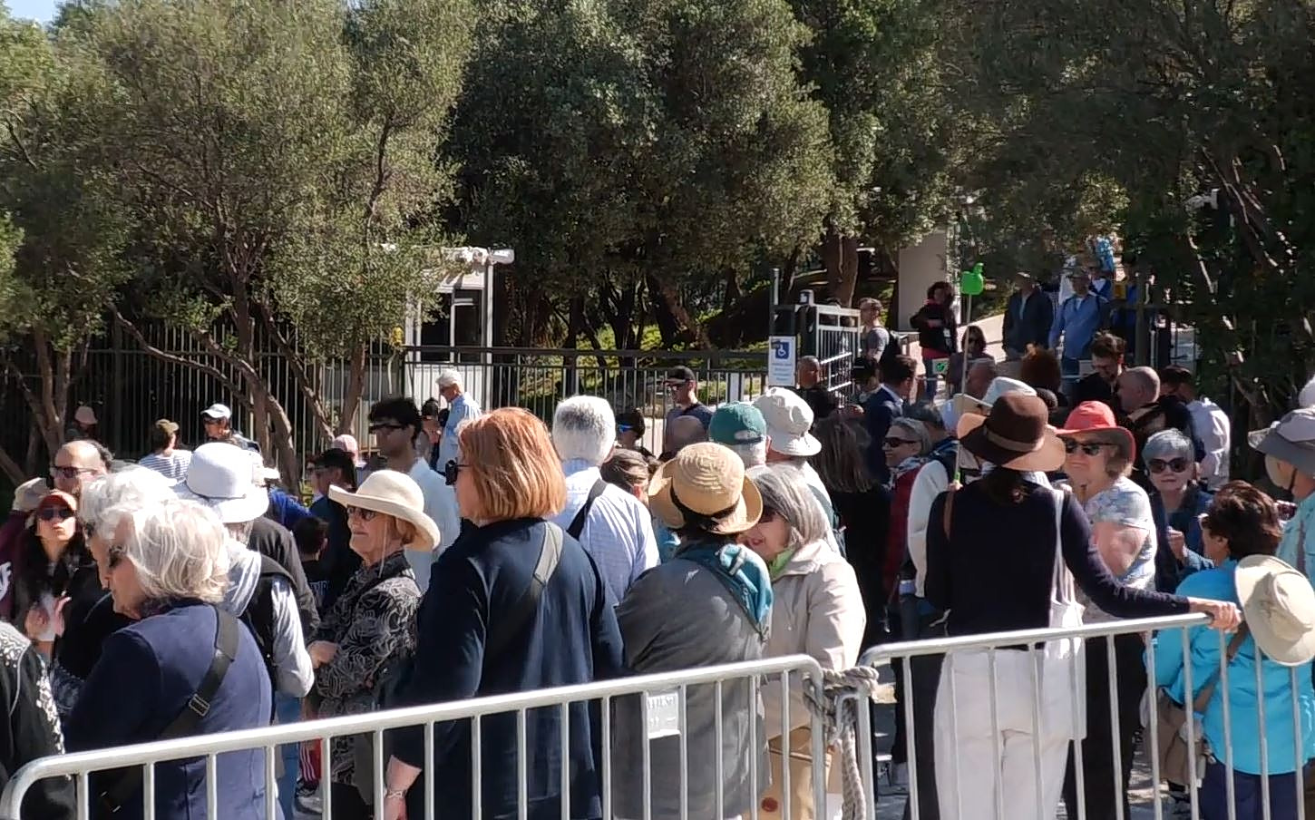 Διεθνής Ημέρα Μνημείων: «Πλημμύρισαν» οι αρχαιολογικοί χώροι λόγω ελεύθερης εισόδου