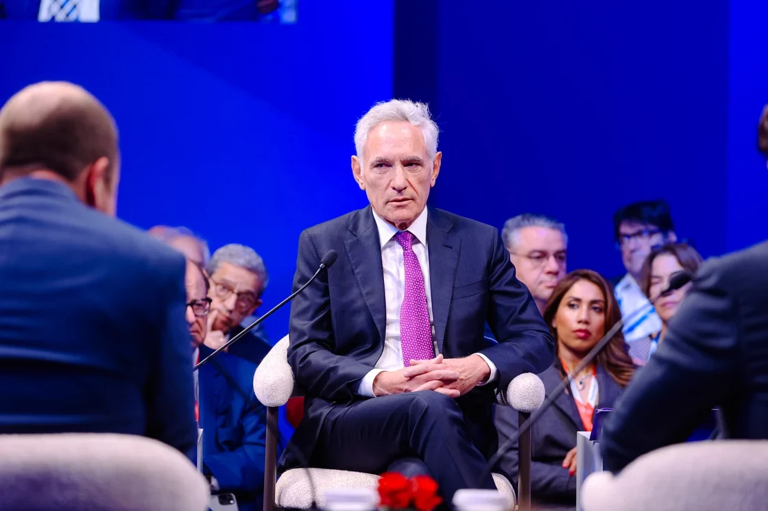 Delphi Economic Forum XI – Συνεργάτες του Τραμπ: Κοντά σε συμφωνία με το Ιράν – «Το MAGA παραμένει ισχυρό»