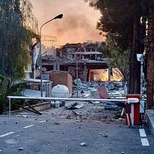 Ιράν: Ο Τραμπ ξηλώνει κι άλλους αξιωματικούς και απειλεί με χτυπήματα