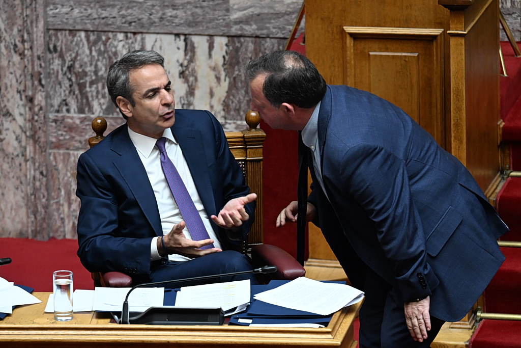 «Πυρ ομαδόν» κατά Μητσοτάκη από την αντιπολίτευση