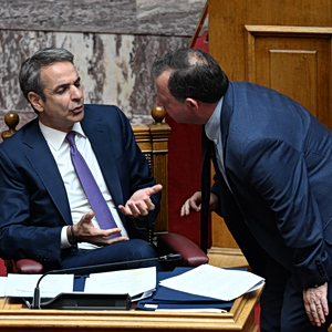 «Πυρ ομαδόν» κατά Μητσοτάκη από την αντιπολίτευση