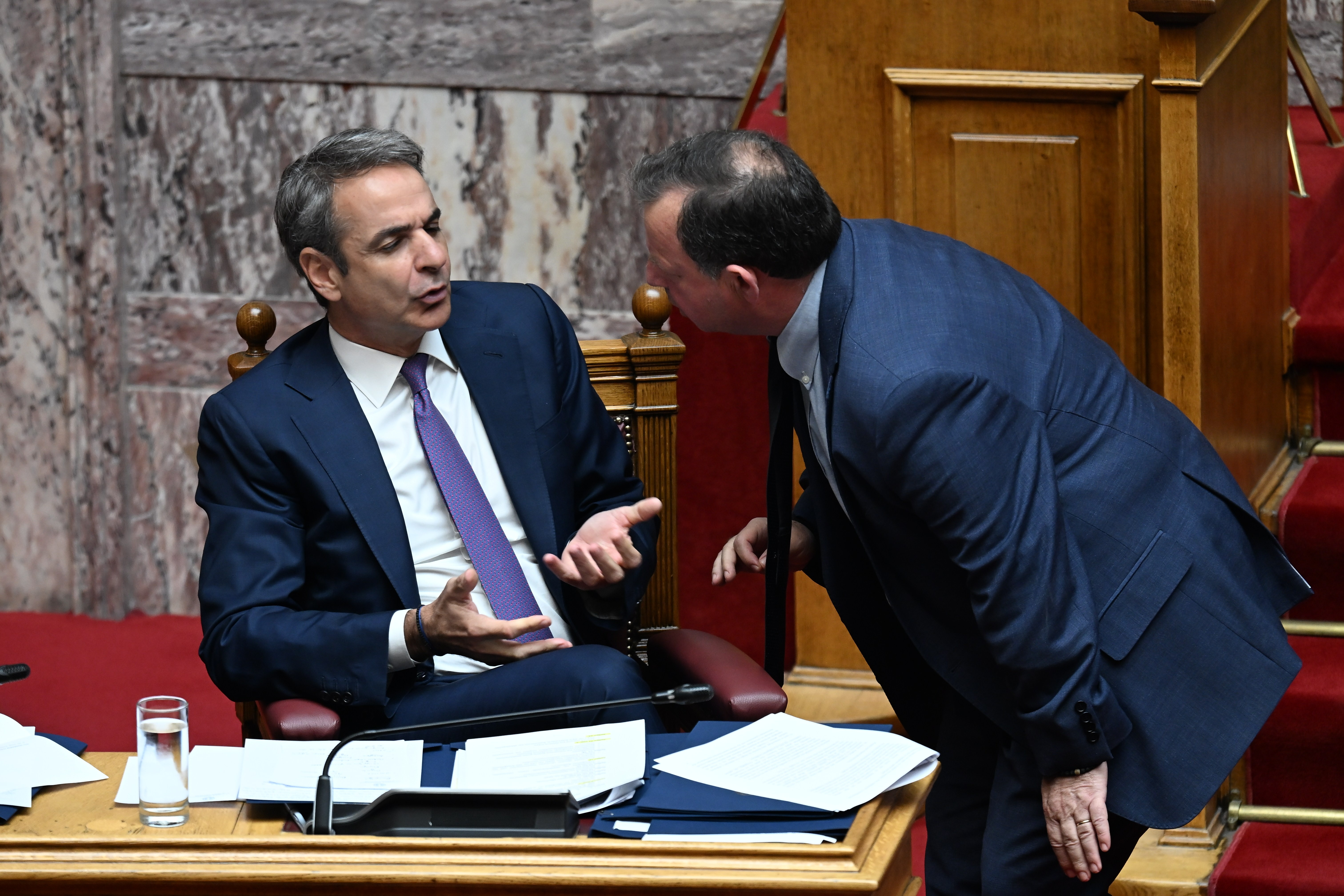 «Πυρ ομαδόν» κατά Μητσοτάκη από την αντιπολίτευση