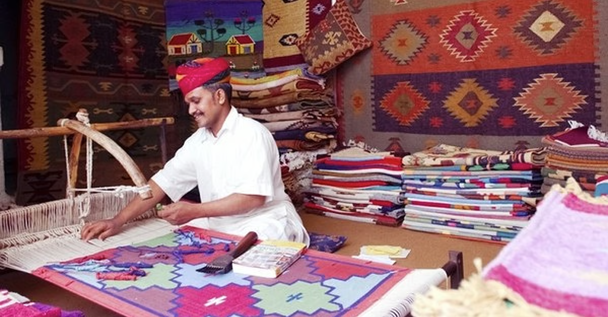 Ινδία: Δασμοί και πόλεμος απειλούν τον στόχο των 100 δισ. δολ. για τις εξαγωγές ενδυμάτων