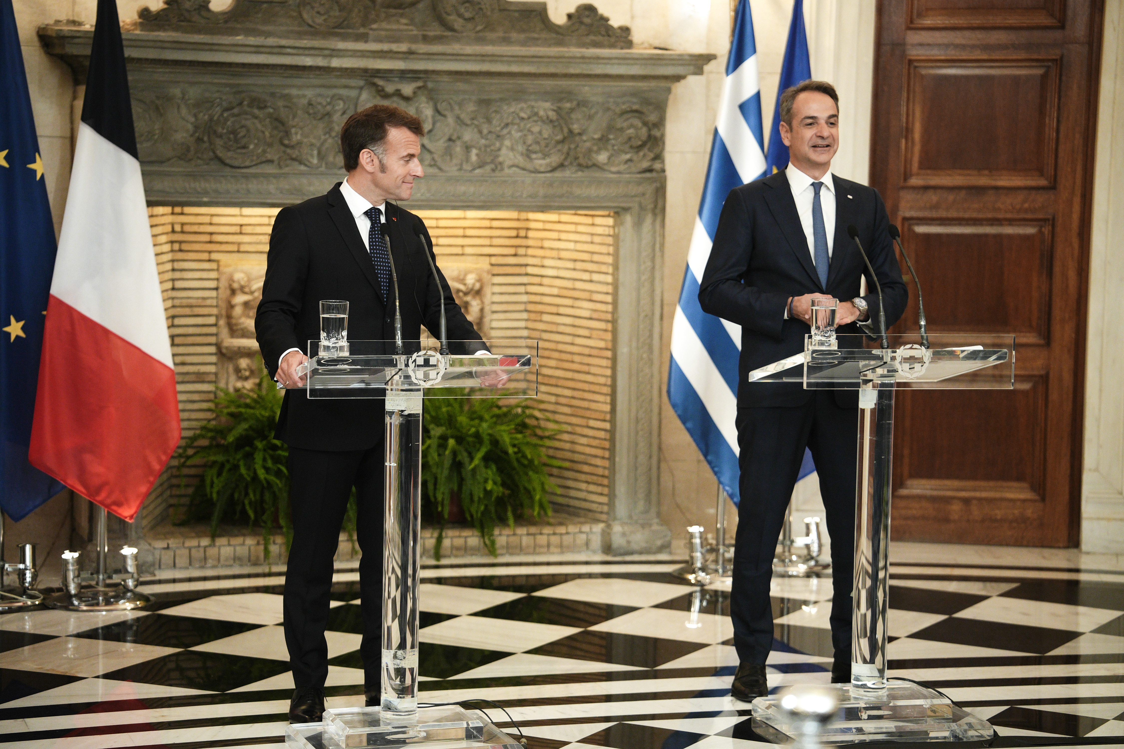 Macron at Maximos: New Defense Agreement Being Signed