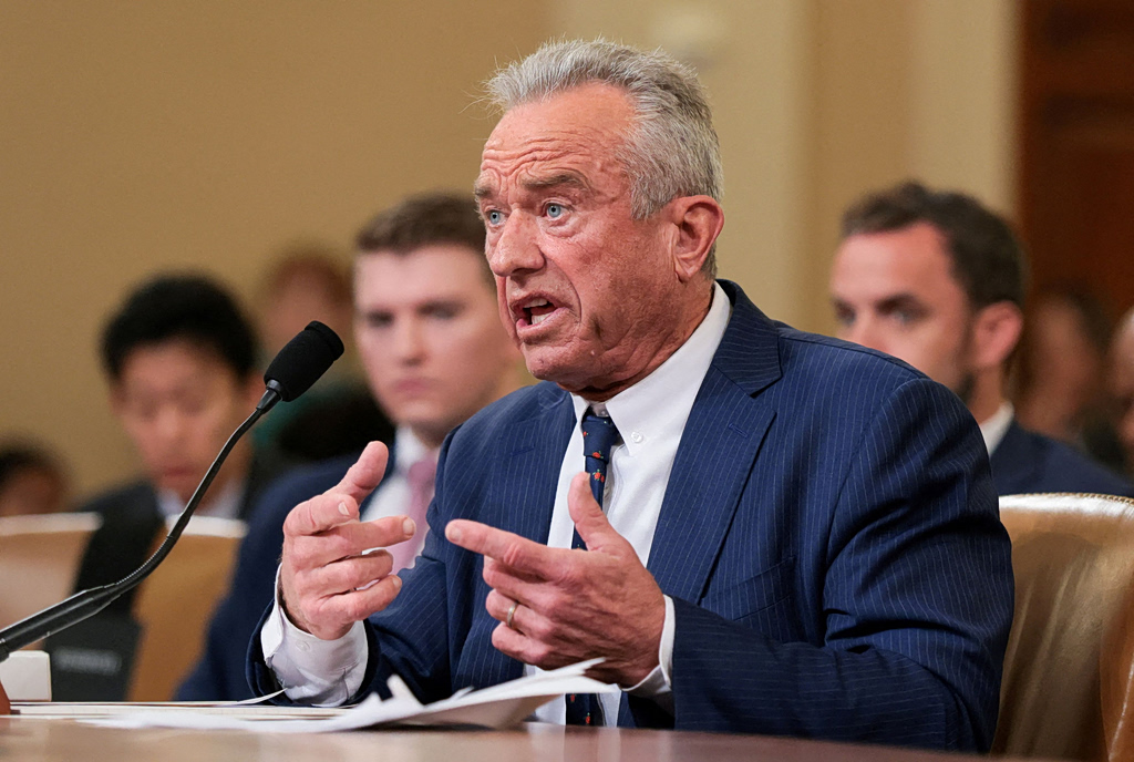 Ρόμπερτ Κένεντι (ΗΠΑ): Προωθεί νέες πολιτικές για τα τρόφιμα αλλά… σιωπά για τα εμβόλια