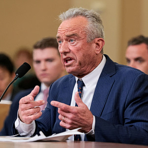 Ρόμπερτ Κένεντι (ΗΠΑ): Προωθεί νέες πολιτικές για τα τρόφιμα αλλά… σιωπά για τα εμβόλια