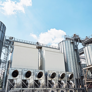 Πόλεμος στο Ιράν: Πώς «τρώει» τα θεμέλια της ευρωπαϊκής παραγωγής τροφίμων και οχημάτων