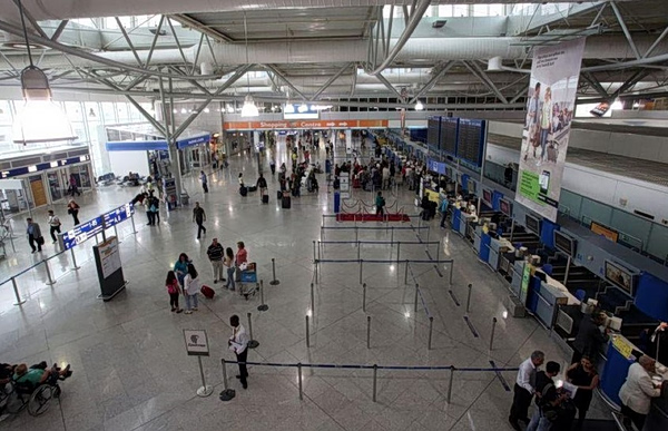 FT: EU Airports Face Jet Fuel Crisis if Hormuz Stays Shut
