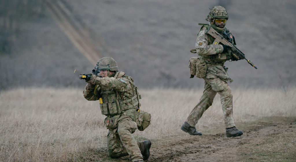 Βρετανία: Γιατί οι νέοι στρέφονται στον στρατό