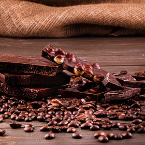 Σοκολάτα: Βουτιά στη μετοχή του μεγαλύτερου παραγωγού σοκολάτας, καταρρέουν οι τιμές του κακάκο