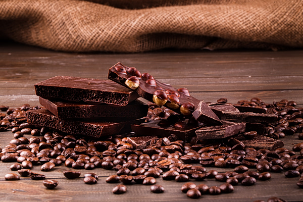 Σοκολάτα: Βουτιά στη μετοχή του μεγαλύτερου παραγωγού σοκολάτας, καταρρέουν οι τιμές του κακάκο