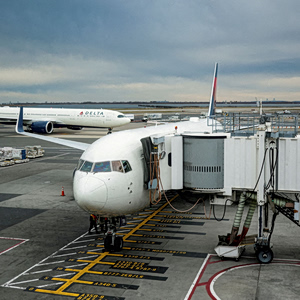 Delta: Φρένο στα σχέδια ανάπτυξης, άλμα 300 εκατ. δολαρίων από το διυλιστήριό της