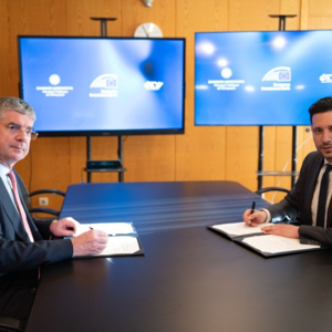 Υπουργείο Υποδομών & Μεταφορών: Συνεργασία με ΕΤΕπ για την ενεργειακή υποστήριξη των ηλεκτρικών λεωφορείων στην Αθήνα