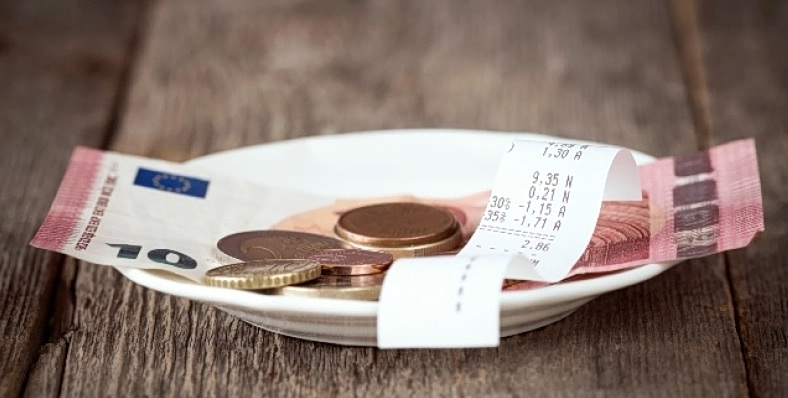 Φορολογικές δηλώσεις: Πώς θα δηλωθούν τα φιλοδωρήματα