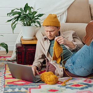 Gen Z: Πώς έφτασε να «αγκαλιάζει» τα χόμπι των boomers