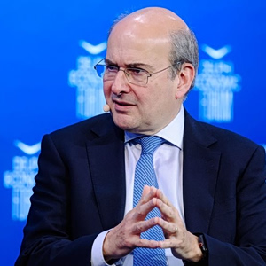 Delphi Economic Forum XI- Χατζηδάκης: Γιατί η κυβέρνηση απορρίπτει τη μείωση του ΦΠΑ – Για Κοβέσι: «Να είμαστε σοβαροί και σεμνοί»