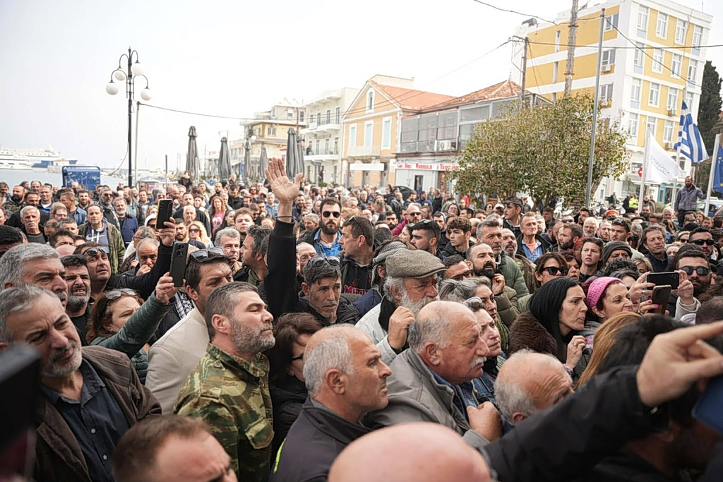 Λέσβος: Νέα κινητοποίηση κτηνοτρόφων – Απέκλεισαν το λιμάνι της Μυτιλήνης