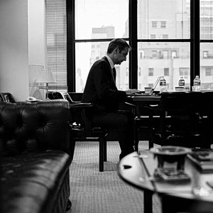 O πρωθυπουργός «πετάει χαρταετό» και προσβάλλει την κοινωνία