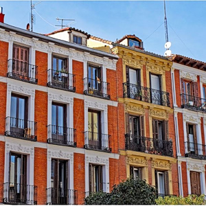 Ισπανία: Βαρκελώνη vs Μαδρίτη – Πώς αντιμετωπίζουν τη στεγαστική κρίση