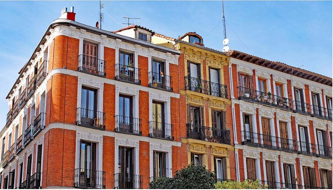 Ισπανία: Βαρκελώνη vs Μαδρίτη – Πώς αντιμετωπίζουν τη στεγαστική κρίση