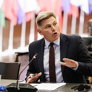 Φαραντούρης: Ανακοίνωσε τη συμπόρευσή του με το ΠΑΣΟΚ