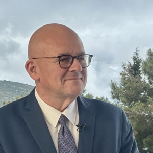 ΟΤ Delphi Economic Forum XI – Μπουζνά: «Η Ελλάδα μπαίνει στον πυρήνα των ευρωπαϊκών αγορών»