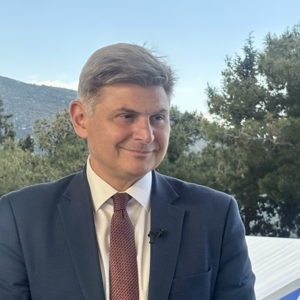 OT Delphi Economic Forum XI – Φαραντούρης: Πάταξη ακρίβειας με ρυθμιστικά, ελεγκτικά και δημοσιονομικά μέτρα