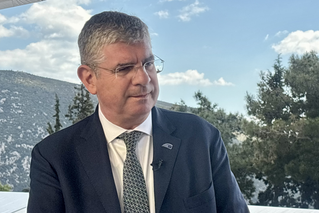 ΟΤ Delphi Economic Forum XI – Γιάννης Τσακίρης (ΕΤΕπ): Χρηματοδότηση για GSI Ελλάδος-Κύπρου