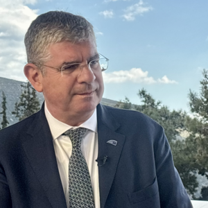 ΟΤ Delphi Economic Forum XI – Γιάννης Τσακίρης (ΕΤΕπ): Χρηματοδότηση για GSI Ελλάδος-Κύπρου