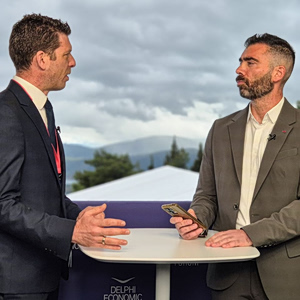 ΟΤ Delphi Economic Forum XI – Σαρτζάνα: Οι τάσεις στον τουρισμό, οι κρατήσεις και οι επιπτώσεις από τη Μέση Ανατολή