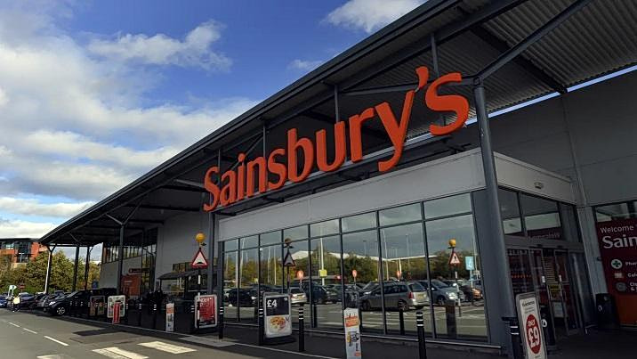 Sainsbury’s: Πιέσεις σε κατανάλωση και κέρδη από τον πόλεμο στο Ιράν