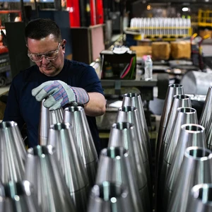 ΗΠΑ: Το Πεντάγωνο προσεγγίζει αυτοκινητοβιομηχανίες και κατασκευαστές για παραγωγή όπλων