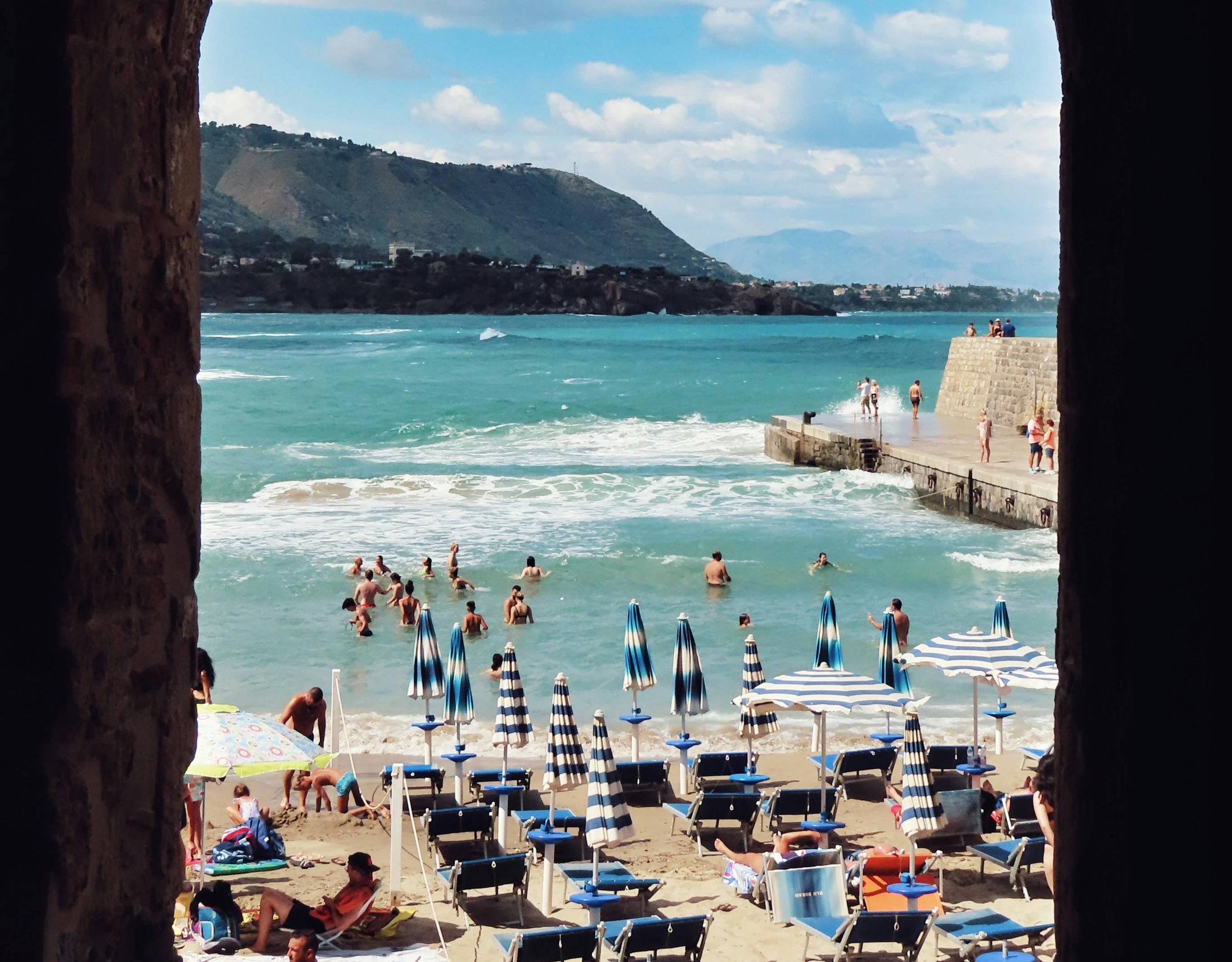 Τουρισμός: Περισσότερα ταξίδια στη Νότια Ευρώπη αλλά με μικρότερο budget και μικρότερη διάρκεια