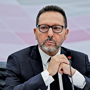 Στουρνάρας: Αστικός μύθος οι τριγωνικές συναλλαγές μεταξύ τραπεζών – servicers