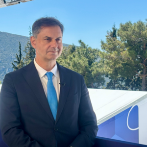 ΟΤ Delphi Economic Forum XI – Θεοχάρης: Η Ελλάδα είναι μία χώρα που μπορούν να βασιστούν οι επενδυτές