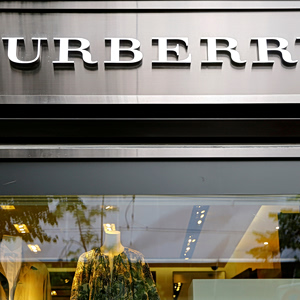 Burberry: Ισχυρές προοπτικές στην Ασία, αλλά εντείνεται ο ανταγωνισμός