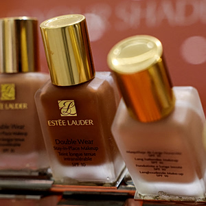 Estee Lauder: Έως 3.000 νέες απολύσεις και αύξηση πρόβλεψης κερδών