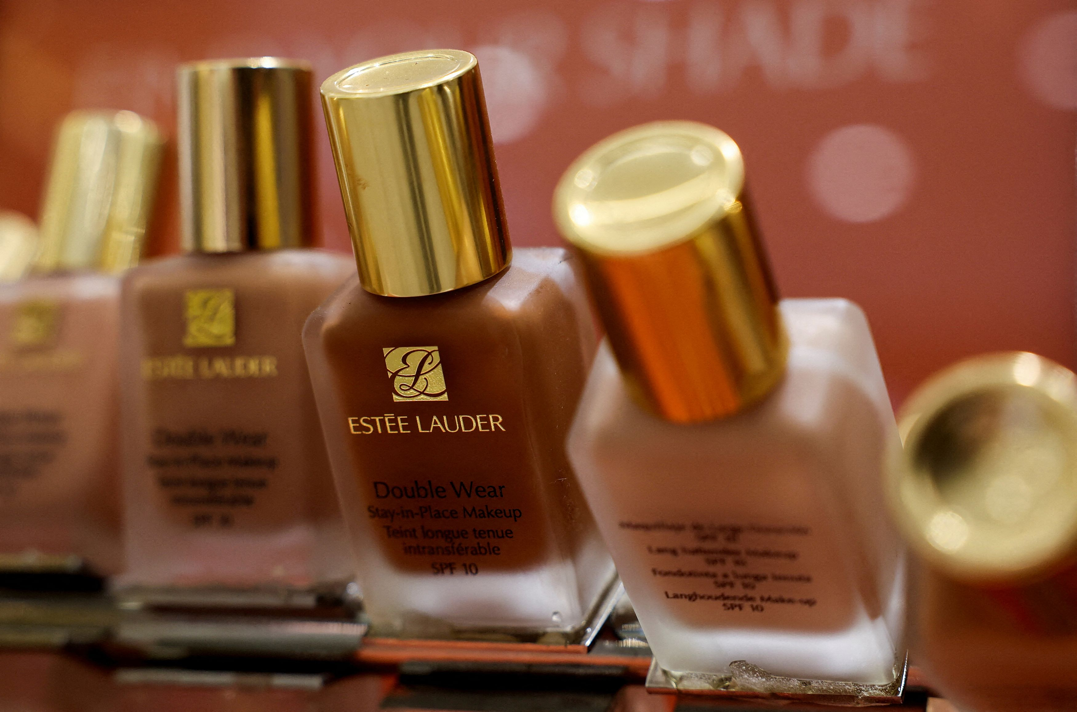 Estee Lauder: Έως 3.000 νέες απολύσεις και αύξηση πρόβλεψης κερδών