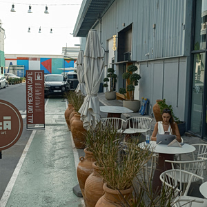 Πόλεμος με το Ιράν: Πώς «ψαλιδίζει» τα μενού στα εστιατόρια του Ντουμπάι