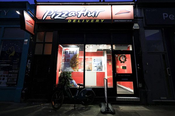 Pizza Hut: Πιθανή πώληση από τη Yum! Brands σε επενδυτικό fund