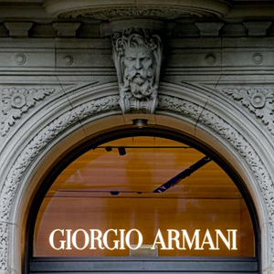 Armani: Θα πωληθεί σε ίσα μερίδια στις EssilorLuxottica, LVMH και L’Oréal