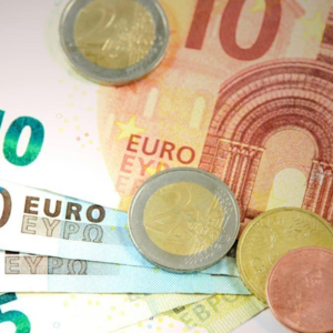 Επιδόματα: Τι ισχύει για την ενίσχυση 300 ευρώ σε χήρες 60 ετών και άνω