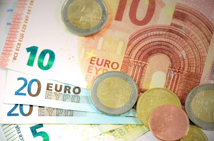 Επιδόματα: Τι ισχύει για την ενίσχυση 300 ευρώ σε χήρες 60 ετών και άνω