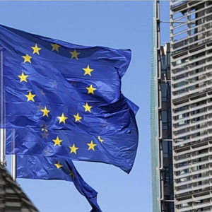 Κομισιόν: Χαιρετίζει την πολιτική απόφαση για την εμπορική συμφωνία με ΗΠΑ