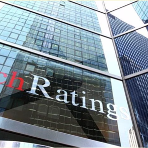 Fitch: Ισχυρές οι αντοχές της ελληνικής οικονομίας – Ποιο είναι το «αγκάθι»