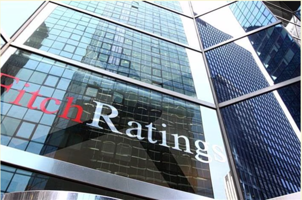 Fitch: Ισχυρές οι αντοχές της ελληνικής οικονομίας – Ποιο είναι το «αγκάθι»
