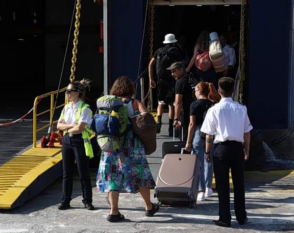 Holiday Exodus Peaks as Thousands Leave Athens